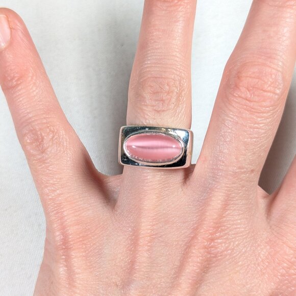 Pink and silver toned cocktail ring size 7.25, pink opalescent stone signet ring - Picture 2 of 9